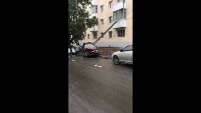 Четыре автомобиля, столб и балкон пострадали в результате ночного ДТП в Корсакове