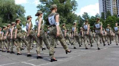 "Неприкрытый садизм": в сети возмущены тренировкой девушек-военных к параду на каблуках