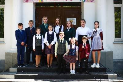 Платья, фартуки и костюмы для школьников поступили в отдел «Для самых главных» в Чите