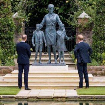Принц Гарри и принц Уильям открыли памятник погибшей матери — принцессе Диане
