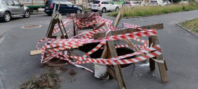 Огромная дыра образовалась на тротуаре в центре Петрозаводска (ФОТОФАКТ)