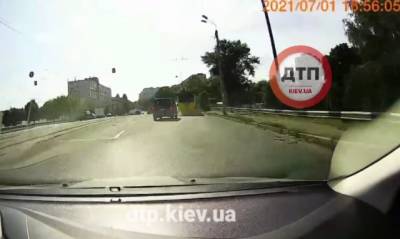 В Киеве у троллейбуса взорвалось колесо (ВИДЕО)
