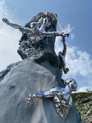 Нижегородский художник создал скульптуру, которую установили на перевале Дятлова в честь погибших студентов