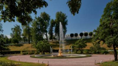 В Петергофе возобновили работу фонтаны «Тритон» и «Солнце»