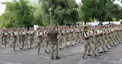 Девушек-военных заставили маршировать на каблуках ради парада на День Независимости (фото)