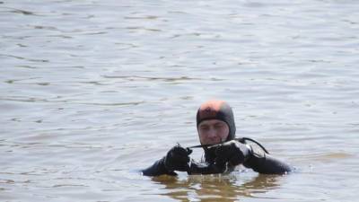В Астраханской области водолазы ищут тело утонувшего парня