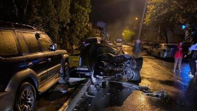 Иномарка на скорости протаранила три авто и снесла столб на Сахалине — видео