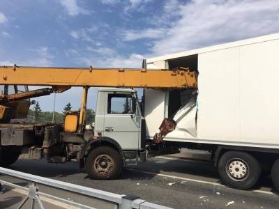 На трассе Уфа – Оренбург столкнулись три грузовика
