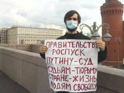 У мемориала Немцову пикетчик требовал свободу людям, а стране – жизнь