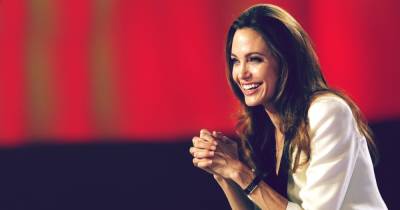 Анджелина Джоли появилась в модном ресторане с известным певцом