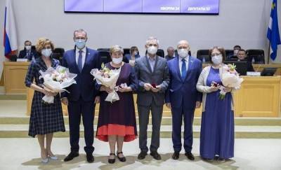 Трое врачей получили нагрудные знаки «За заслуги перед городом Тюменью» на заседании гордумы