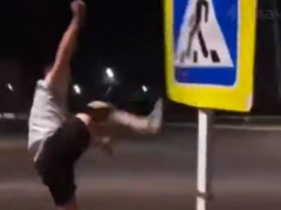 Видео избиения дорожного знака головой сделало воронежцев звездами соцсетей