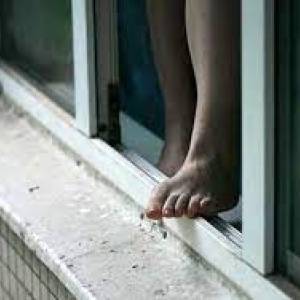В Бердянске 50-летняя женщина выпрыгнула из окна третьего этажа
