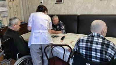 Страховки для ухода за пенсионерами могут разработать в России