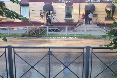 Дорога в центре Великого Новгорода ушла под воду из-за прорыва трубы