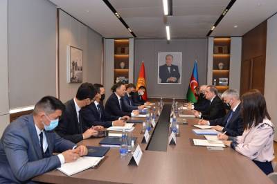 Главы МИД Азербайджана и Кыргызстана проводят встречу в расширенном составе