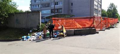 Регоператор объяснил жителям Петрозаводска, устроившим свалку во дворе, куда выносить мусор