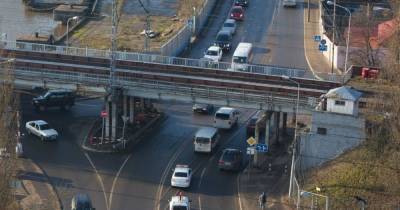 Въезд на двухъярусный мост с Портовой перекрыт из-за ДТП