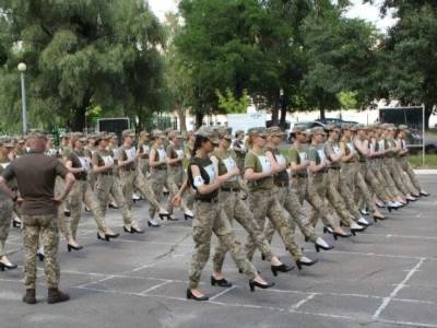 Минобороны сообщило, что на параде ко Дню независимости курсантки будут маршировать на каблуках