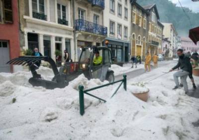 Высота сугробов достигала 60 сантиметров: известный французский курорт засыпало снегом. ФОТО