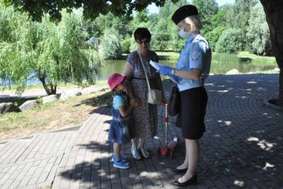 В Смоленске полицейские рассказали детям и их родителям о безопасном поведении на водоемах