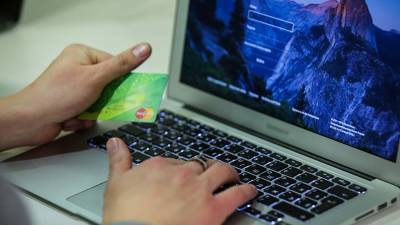 Эксперт призвал к осторожности при оплате картой в интернет-магазинах