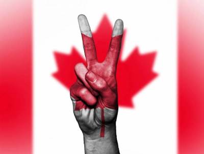 Протест коренных народов: В Канаде с постаментов сбросили статуи британских королев