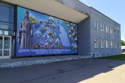 Фотофакт: баннер появился на здании псковского аэропорта