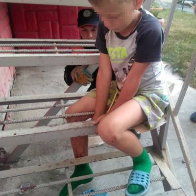 В Миассе шестилетний мальчик застрял между стальными прутьями