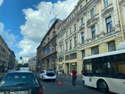 Авария парализовала движение на Невском проспекте в Петербурге