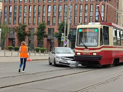 На Васильевском автомобилист не разминулся с трамваем