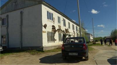 Прокурор обязал главу поселка на Ямале расселить дом, который разрушился после дождя