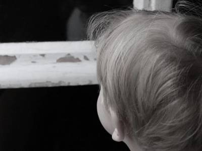 В Смоленске маленький ребенок три дня проплакал рядом с телами умершей мамы и ее друга