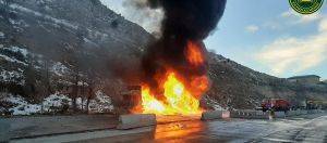 Бензовоз взорвался и сгорел на перевале Камчик, два человека погибли