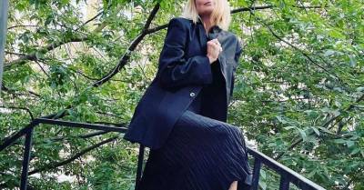 Юлия Высоцкая показала стильный total black образ с остромодными мюлями