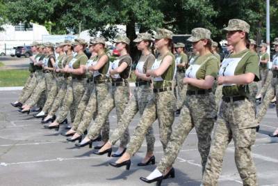 Военнослужащие украинки на параде ко Дню Независимости пройдут строем на каблуках (ФОТО)
