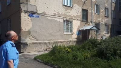 Выпадают кирпичи: кемеровчане пожаловались на повреждённый угол дома