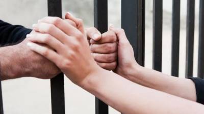 "Любовь сквозь решетку": осужденный сибиряк связал себя узами брака с возлюбленной