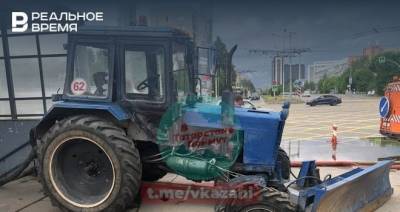 Последствия ливня в Казани: переход затопило, трактор, спасающий переход, провалился