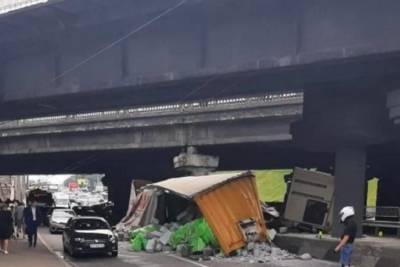 В Киеве фура снесла легковушки и врезалась в мост: пострадали люди