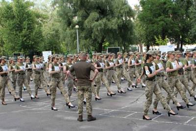 Украинцы раскритиковали идею марша курсанток на каблуках