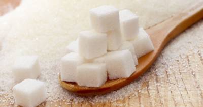 Производители пищевой продукции призывают власти немедленно снизить импортные пошлины на сахар, чтобы остановить рост цен