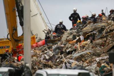 Обвал многоэтажки в США: через неделю поисков спасатели вытащили тела маленьких детей