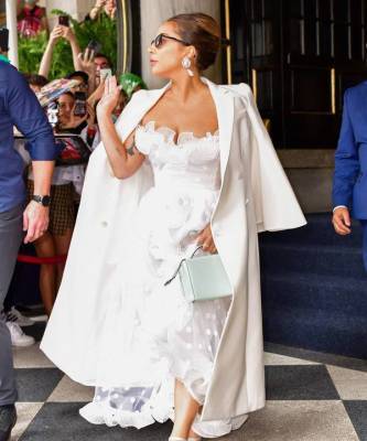 Как невеста: Леди Гага в белоснежном платье на ступенях легендарной свадебной локации — отеля The Plaza в Нью-Йорке