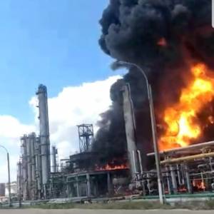 На нефтеперерабатывающем заводе в Румынии произошел взрыв. Фото