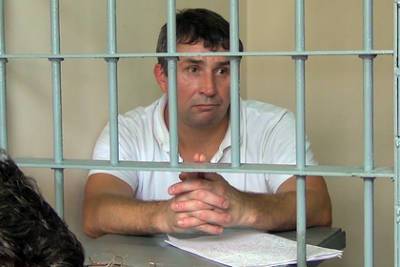 Отбывающего пожизненный срок главаря банды киллеров осудят за убийства россиян