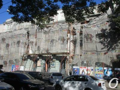 Реставрация фасада Украинского театра в Одессе началась со скандала