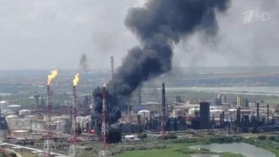 На крупнейшем в Румынии нефтяном заводе произошел взрыв, затем начался сильный пожар