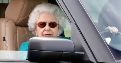 С подругой и охранниками: 95-летняя Елизавета II была замечена за рулем своего Land Rover
