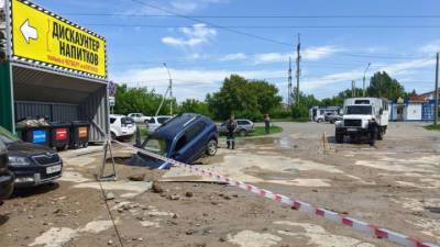 Легковушка ушла под землю в Барнауле. Видео